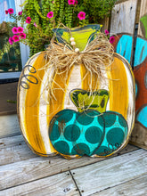 Load image into Gallery viewer, Pumpkin w/Small Pumpkin Door Hanger
